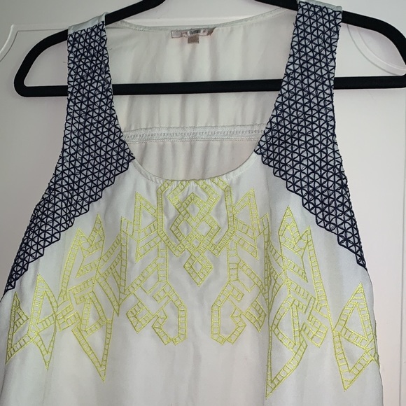 Beautiful top - Picture 4 of 6